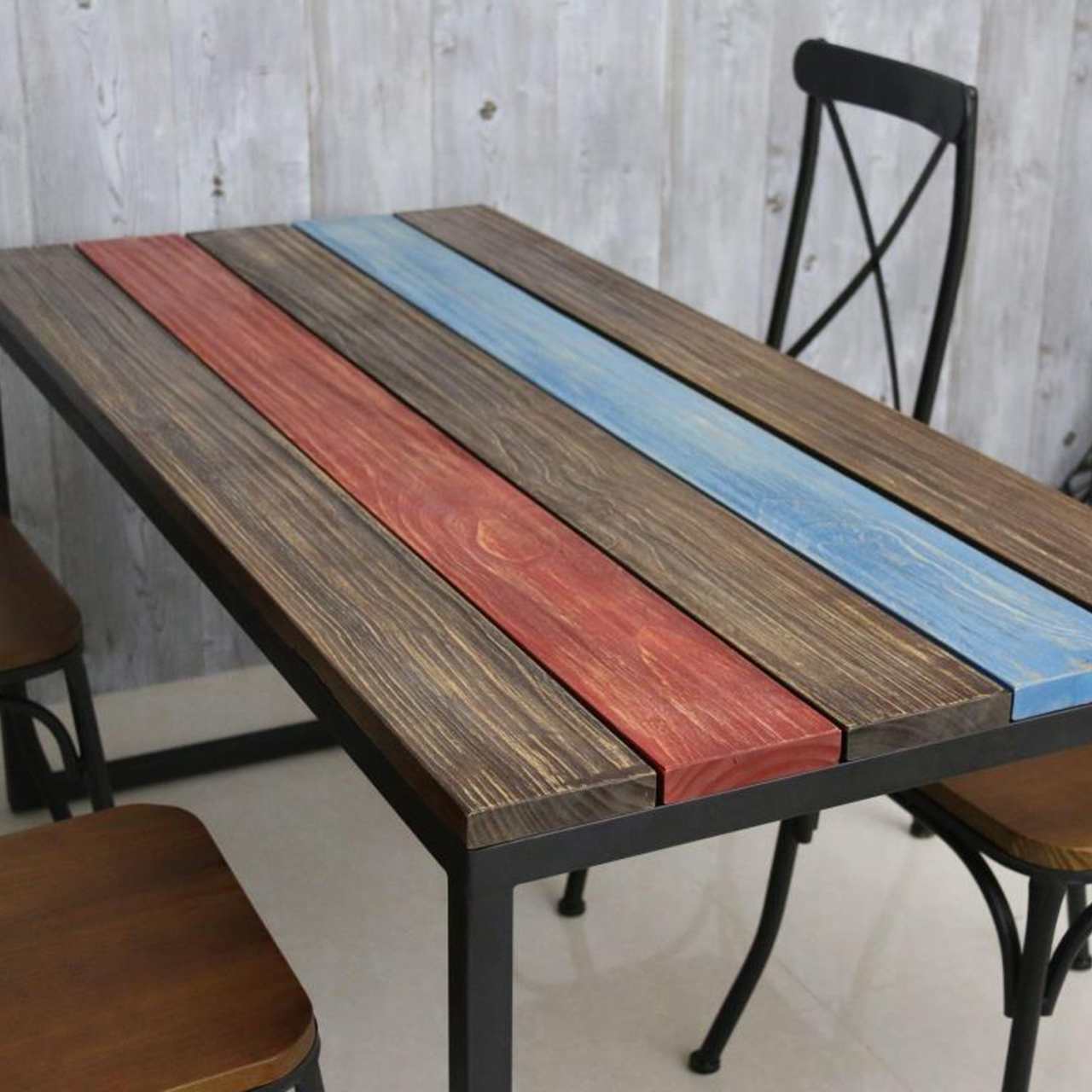 Крашеный стол из древесины